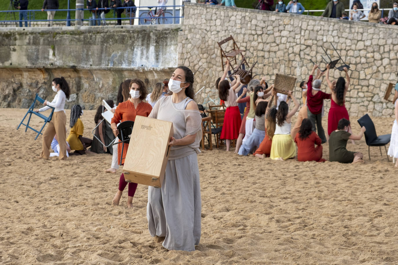 La playa se convierte en escenario para reivindicar el cuerpo de la mujer «diverso, superviviente, sin máscaras»