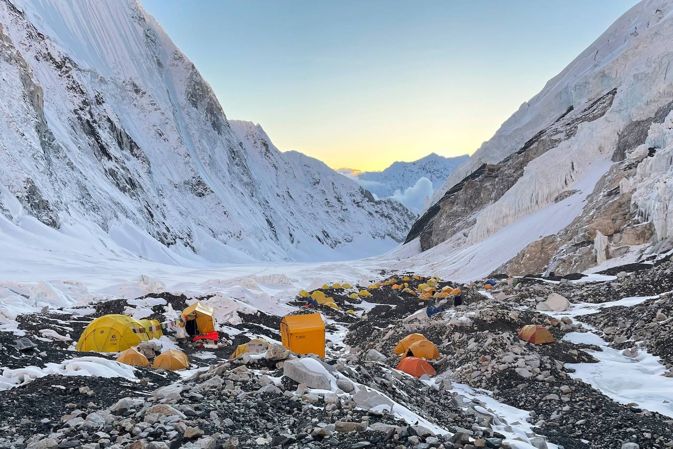 El covid ha marcado una temporada de meteorología inestable y con una tasa de mortalidad relativamente baja (4 fallecidos). Entre los récords y curiosidades: la 25ª cima de Kami Rita Sherpa y la ascensión de Tsang Yin-Hung, que ha logrado el ascenso más rápido de una mujer al techo del mundo