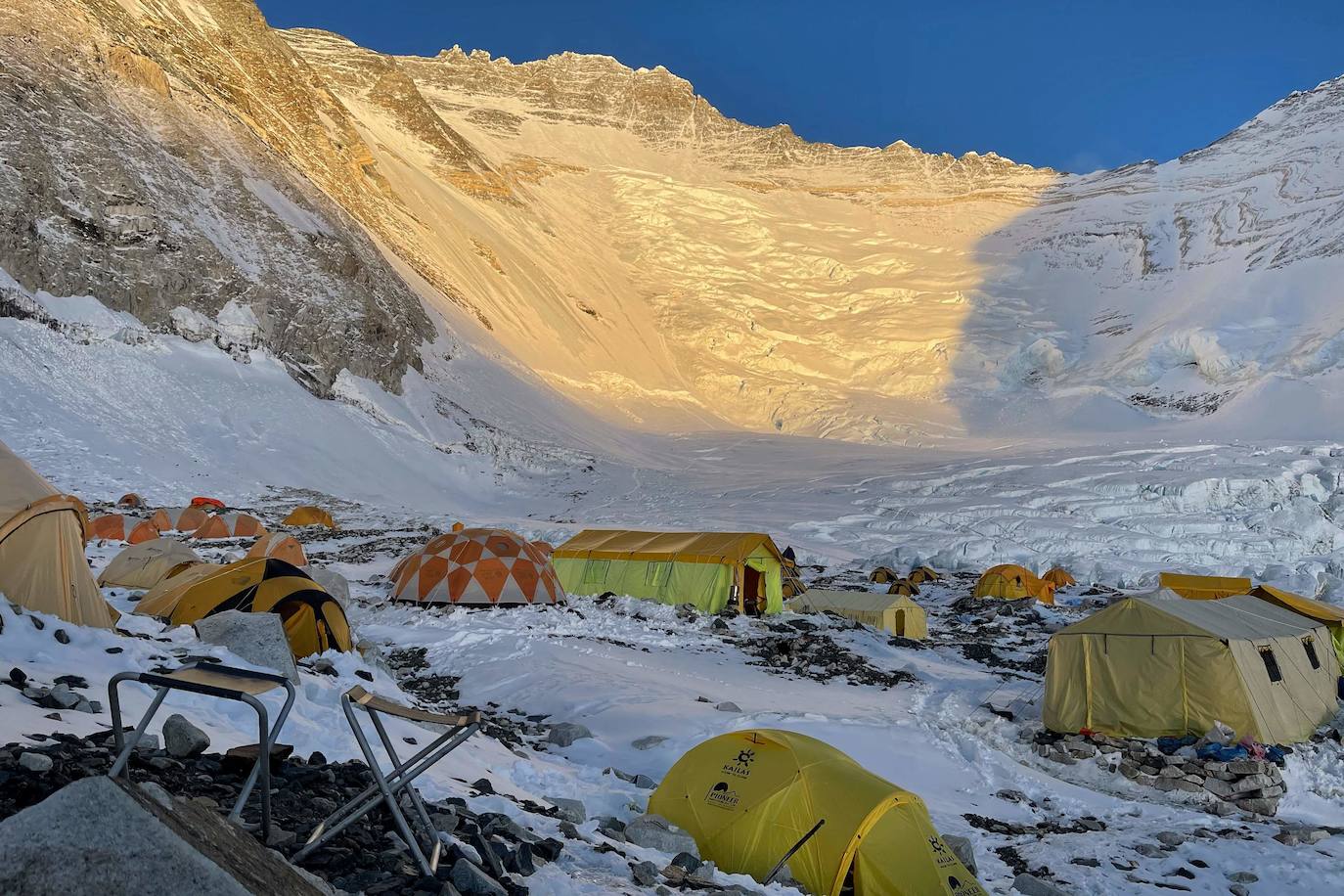 El covid ha marcado una temporada de meteorología inestable y con una tasa de mortalidad relativamente baja (4 fallecidos). Entre los récords y curiosidades: la 25ª cima de Kami Rita Sherpa y la ascensión de Tsang Yin-Hung, que ha logrado el ascenso más rápido de una mujer al techo del mundo