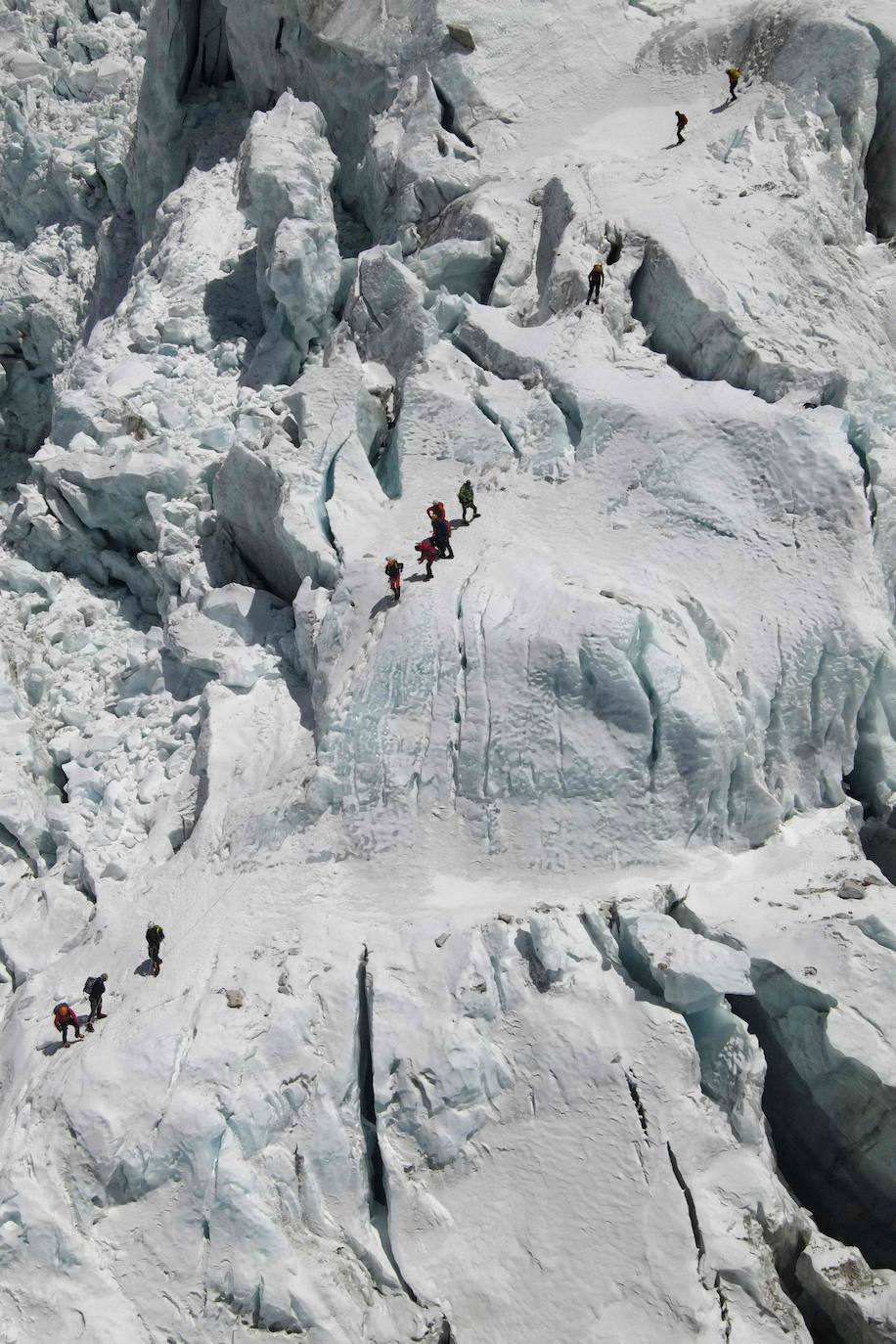 El covid ha marcado una temporada de meteorología inestable y con una tasa de mortalidad relativamente baja (4 fallecidos). Entre los récords y curiosidades: la 25ª cima de Kami Rita Sherpa y la ascensión de Tsang Yin-Hung, que ha logrado el ascenso más rápido de una mujer al techo del mundo