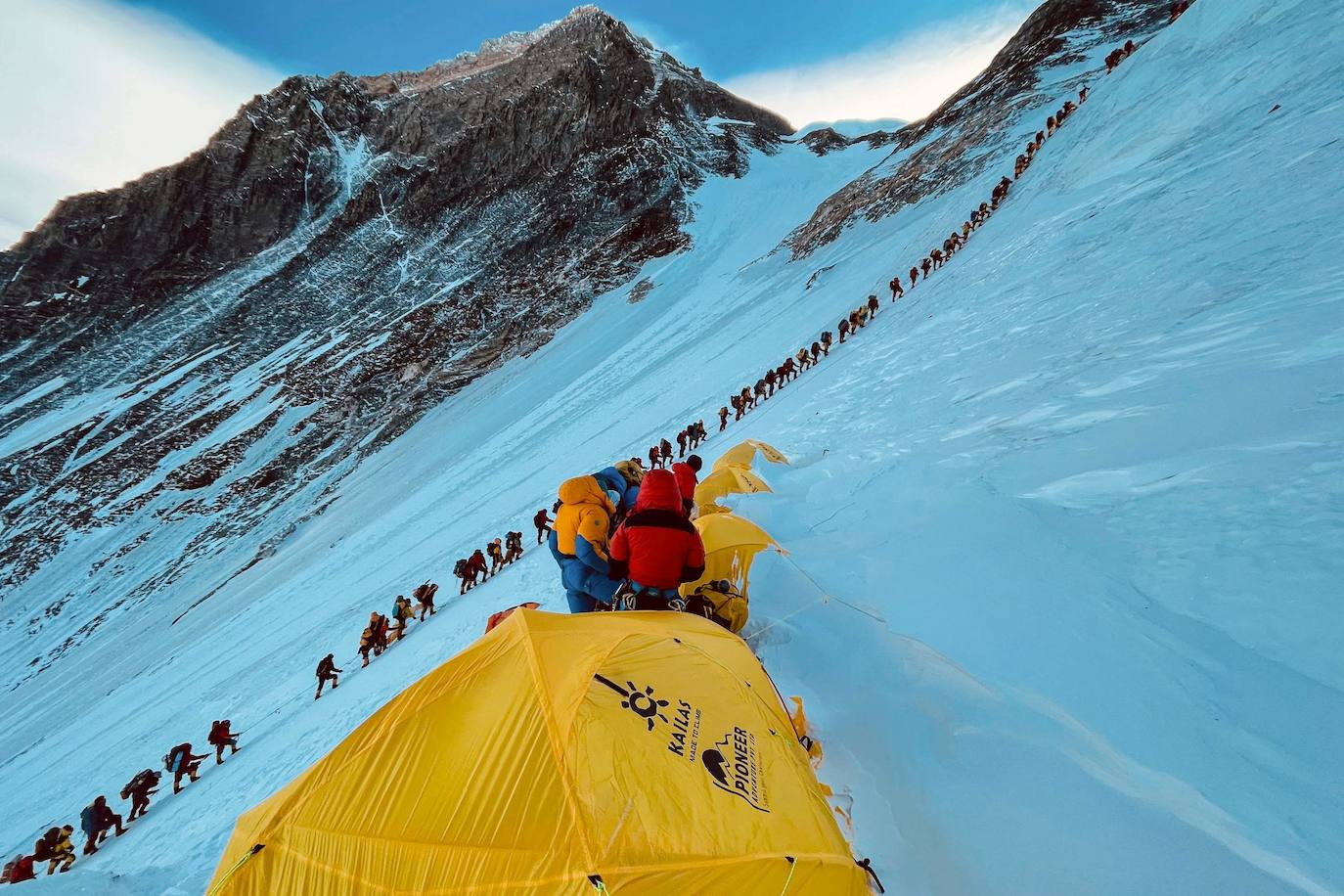 El covid ha marcado una temporada de meteorología inestable y con una tasa de mortalidad relativamente baja (4 fallecidos). Entre los récords y curiosidades: la 25ª cima de Kami Rita Sherpa y la ascensión de Tsang Yin-Hung, que ha logrado el ascenso más rápido de una mujer al techo del mundo