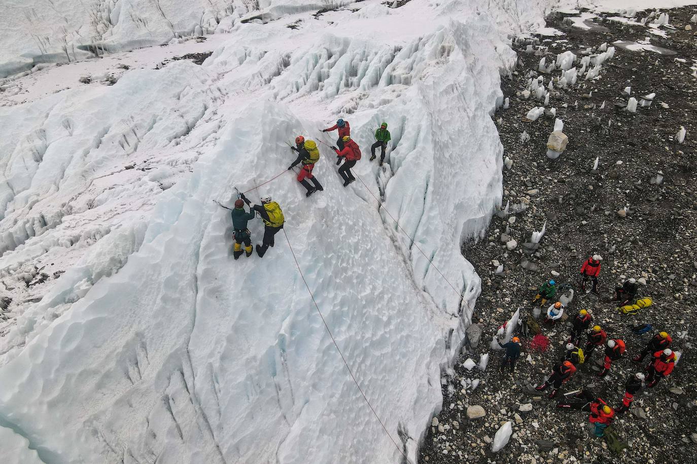 El covid ha marcado una temporada de meteorología inestable y con una tasa de mortalidad relativamente baja (4 fallecidos). Entre los récords y curiosidades: la 25ª cima de Kami Rita Sherpa y la ascensión de Tsang Yin-Hung, que ha logrado el ascenso más rápido de una mujer al techo del mundo