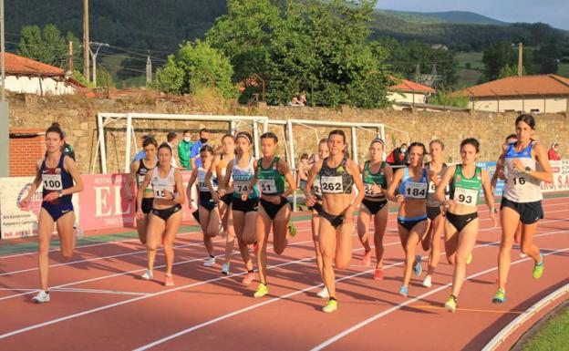 Imagen principal - Arriba la prueba de 5.000 metros femenina. Abajo, la de los 5.000 masculina y los 'milqui' de categoría femenina