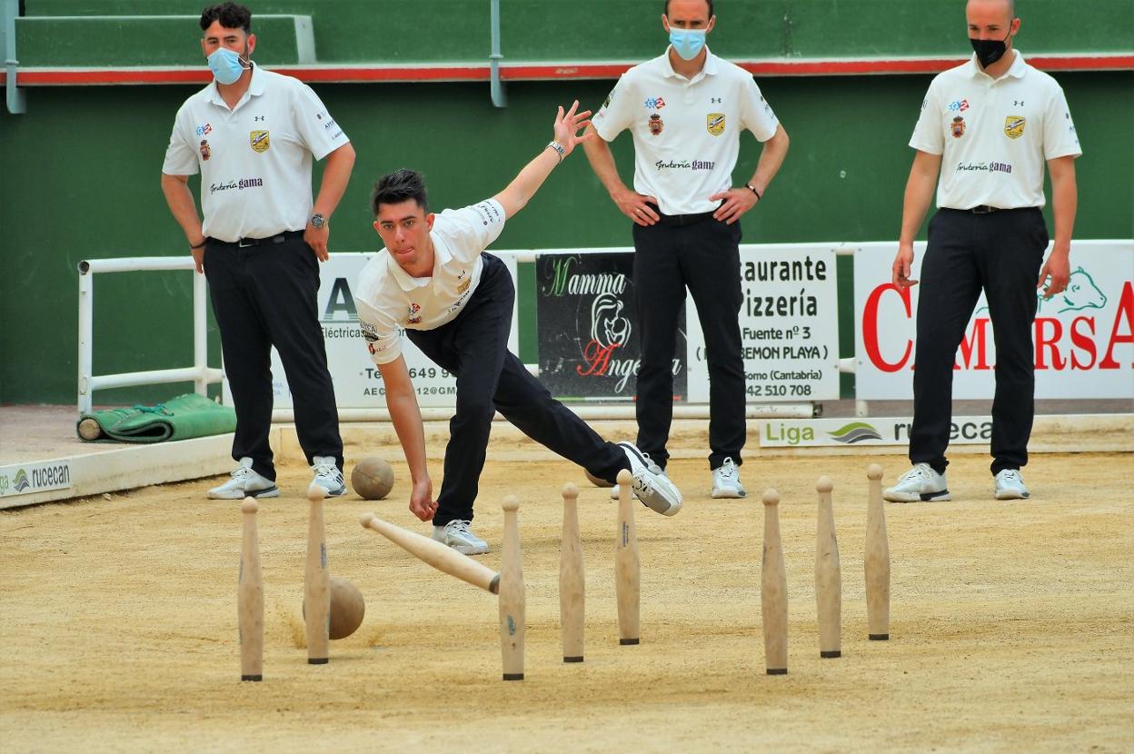 Luis Vallines birla para Los Remedios con Isaac Navarro, Fede Díaz y Mario Rios al fondo. 