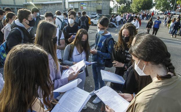 Un grupo de alumnos repasa sus apuntes en Torrelavega antes de comenzar las pruebas de la EBAU, que arrancan este lunes en Cantabria