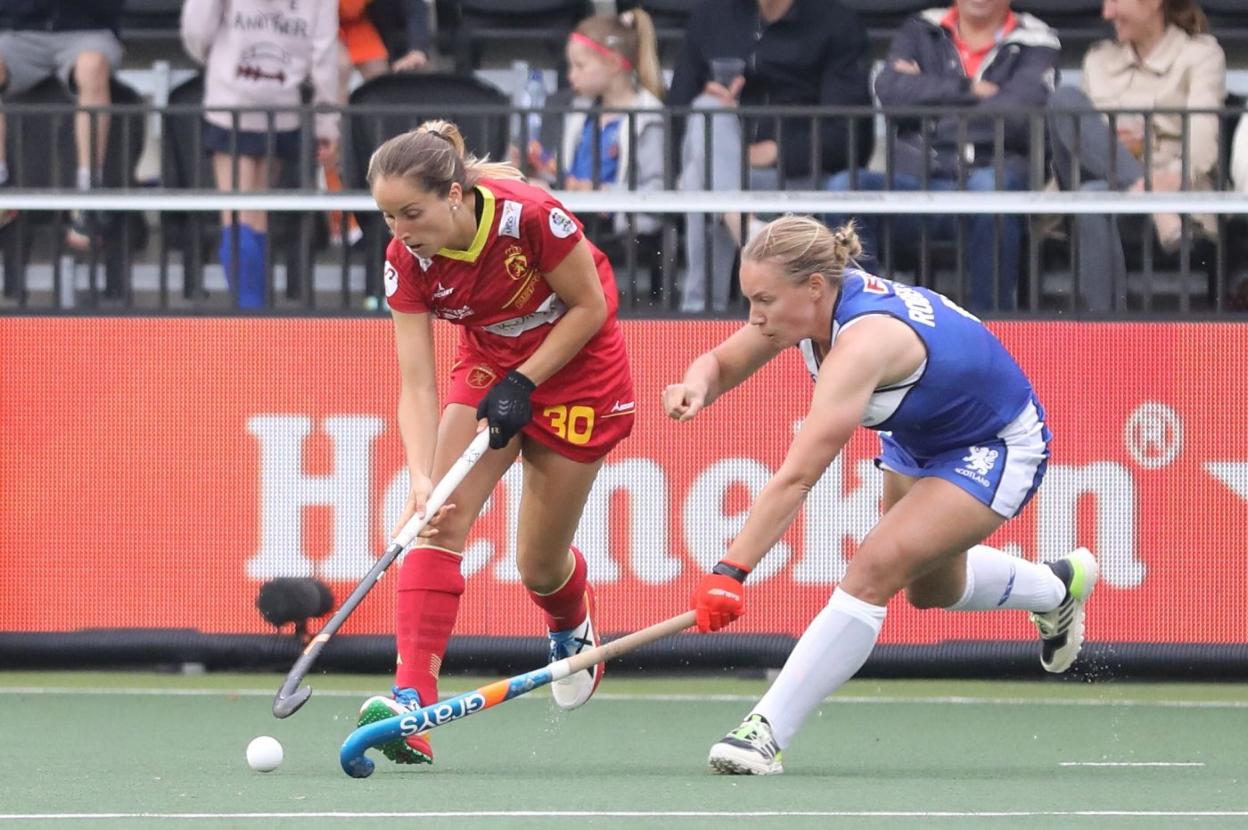 Patricia Álvarez controla la bola en el partido de España ante Escocia. stefan deems