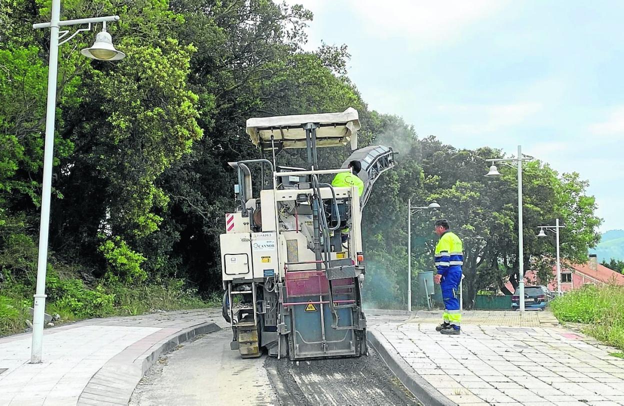 Los operarios trabajan en el asfaltado de La Loma. DM