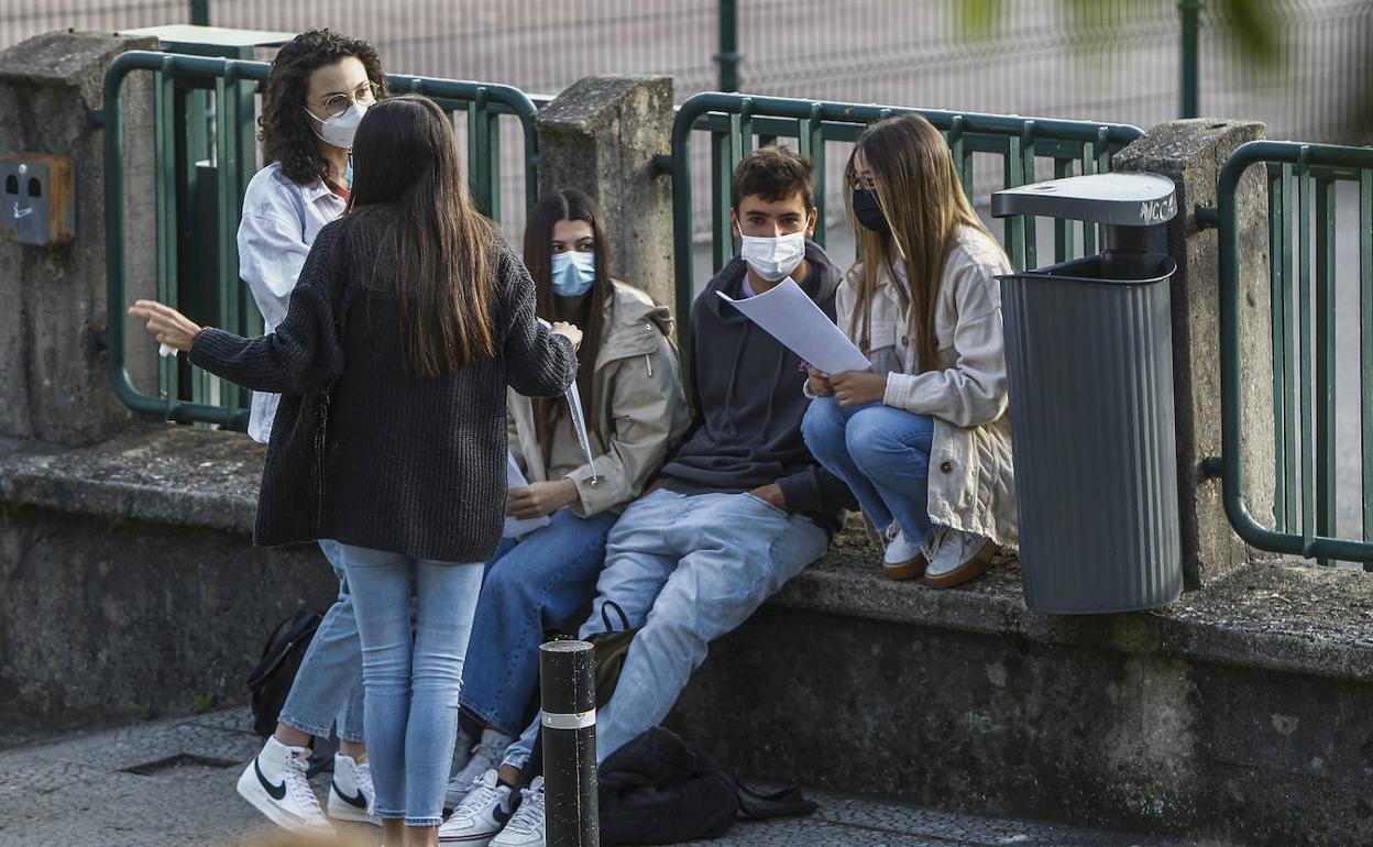 Jóvenes a punto de entrar en las pruebas de la EBAU, ayer en Santander.