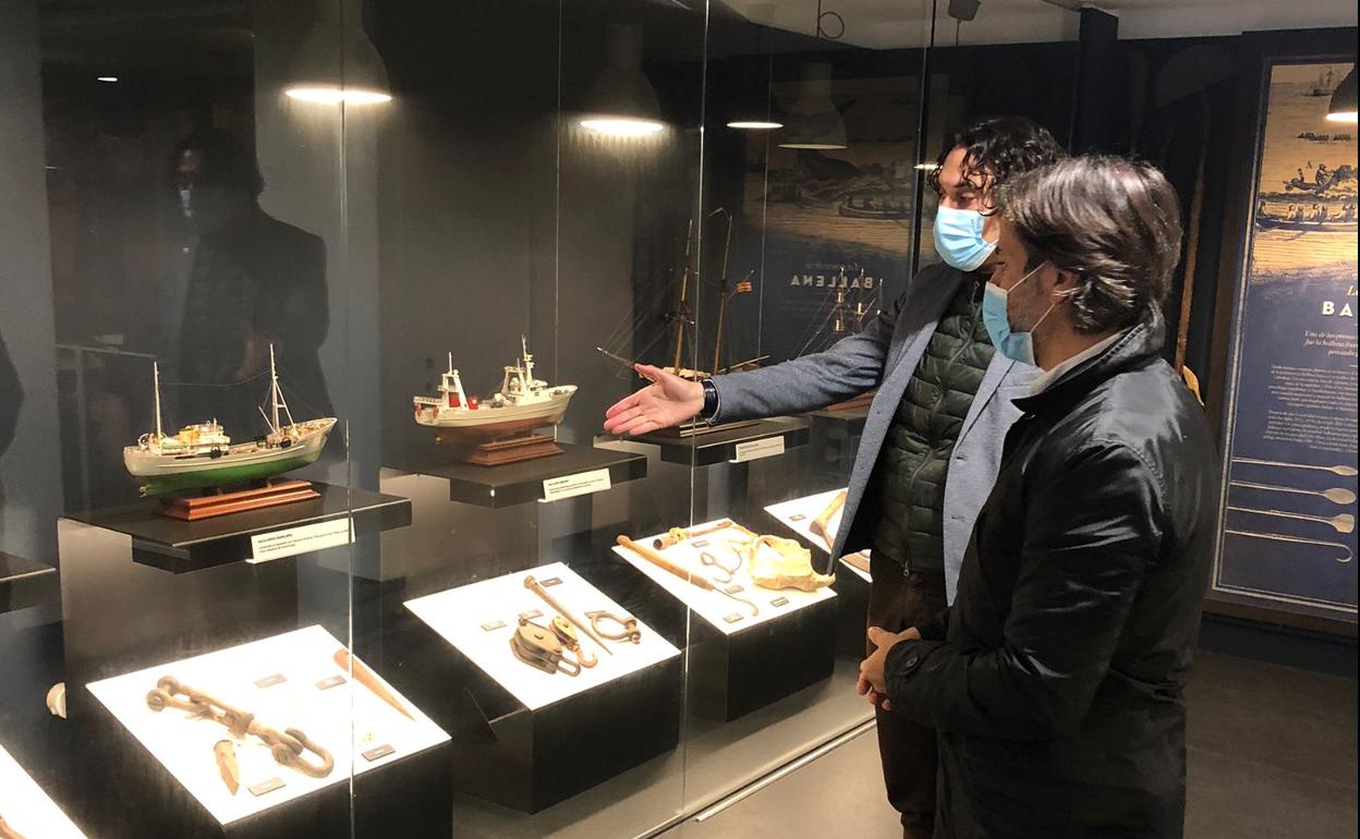 El alcalde, Javier Fernández Soberón, muestra una de las maquetas expuestas en el museo etnográfico del Real Astillero de Guarnizo que acaba de reabrir al público. 