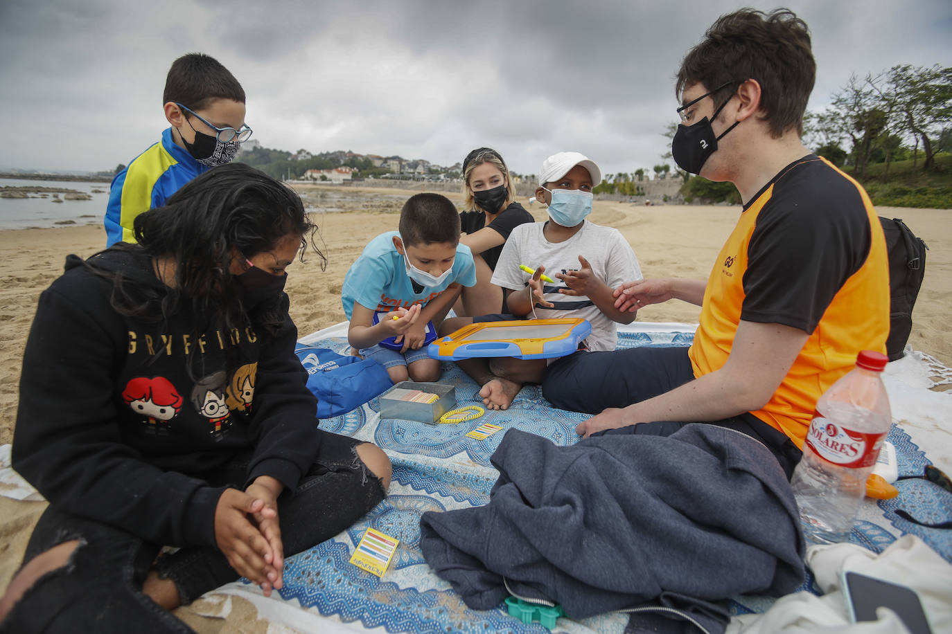 Fotos: Junto a sus compañeros del colegio San Roque-Los Pinares, a pesar del cáncer