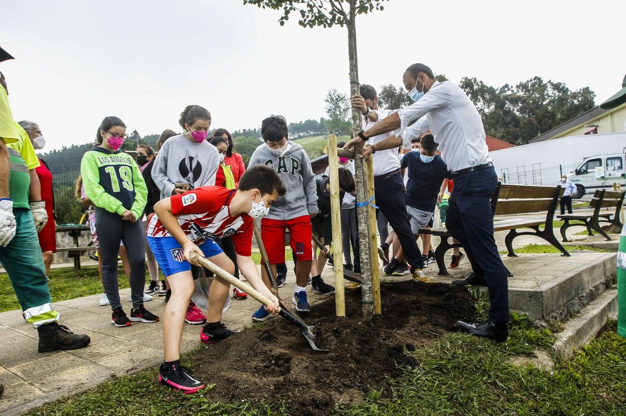 Alumnos del Manuel Liaño plantan un árbol con la ayuda de López Estrada y Bernardo Bustillo. 