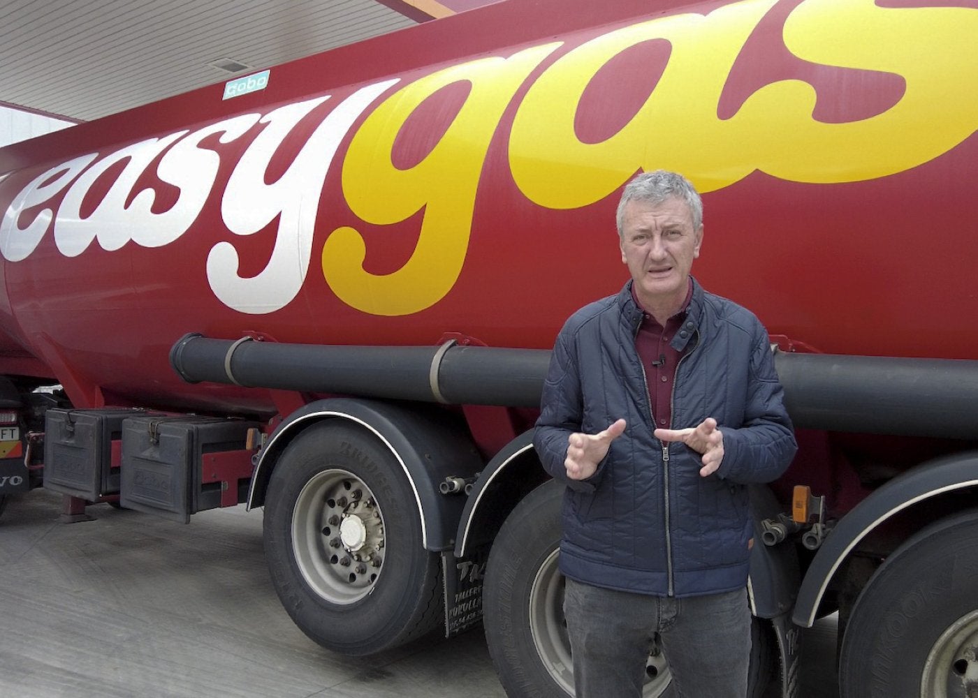 Joseba Barrengoa, junto a un camión cisterna de su compañía