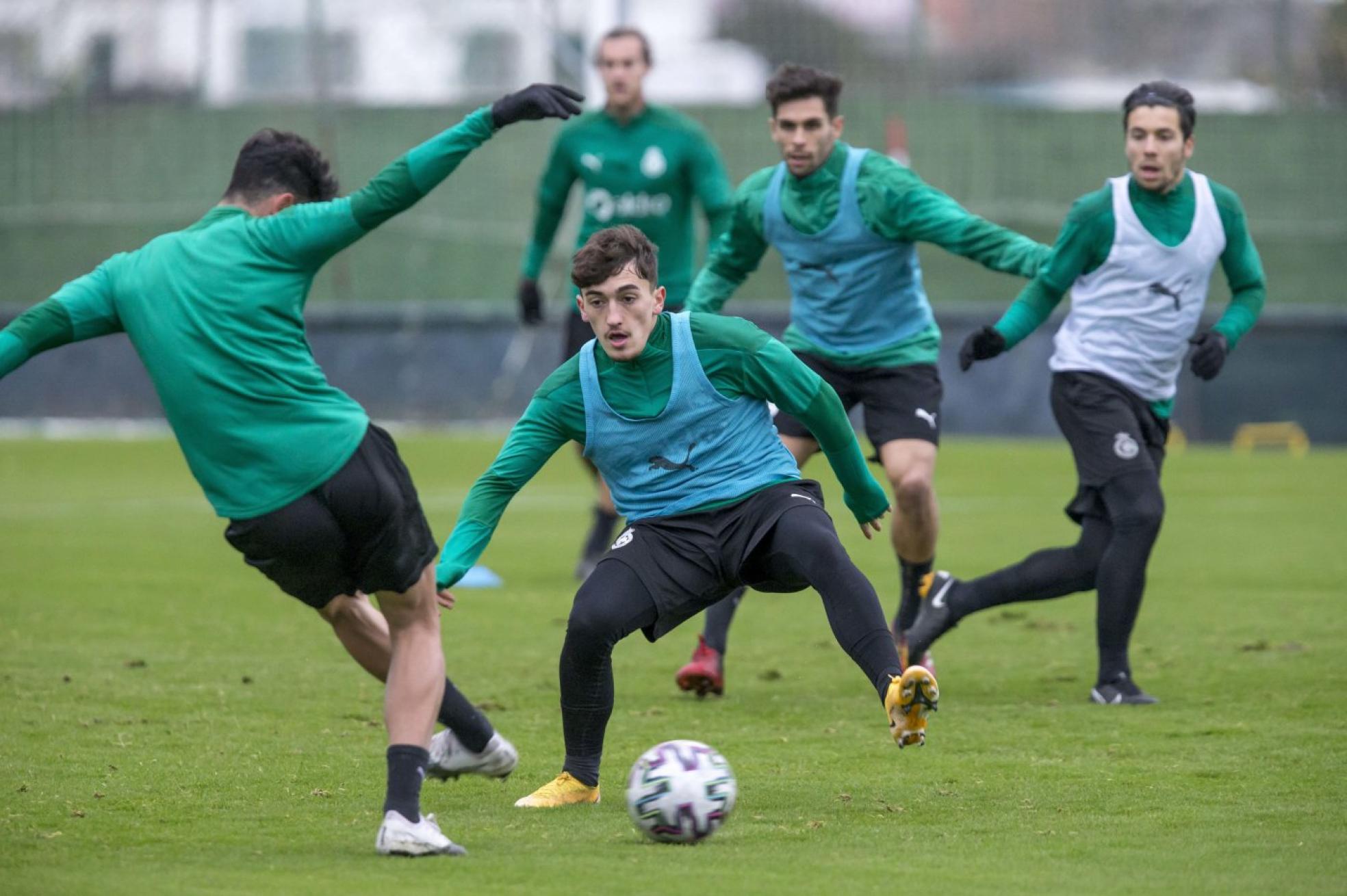 Ceballos, en primer término, defiende a Marco Camus con Martín Solar a la derecha y Óscar Gil al fondo. Roberto ruiz