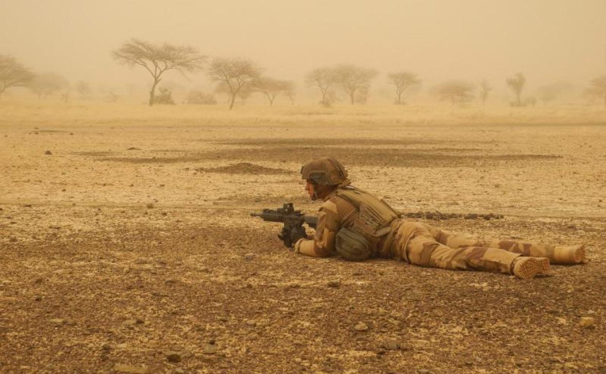 Un soldado francés asegura una posición durante una operación en la región maliense de Gourma.