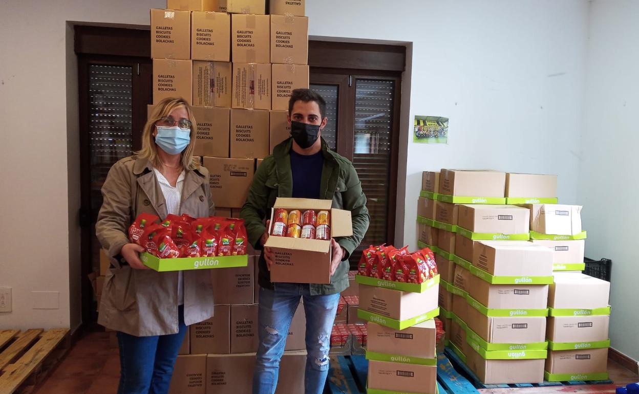 Pilar del Río, a la izquierda, en una imagen de archivo recibiendo galletas de la empresa Gullón para el Banco de Alimentos de Santa María de Cayón.