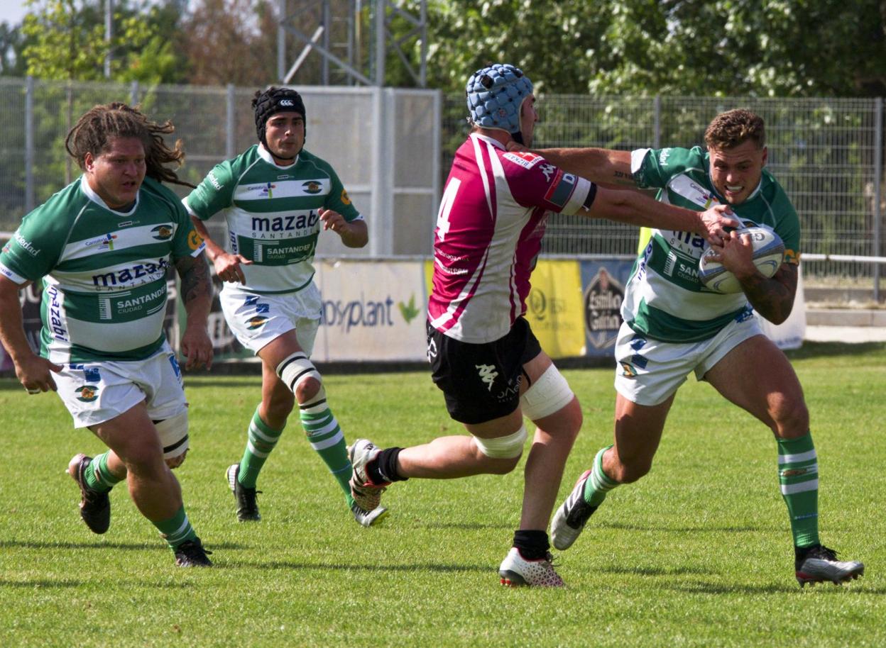 Aaron Forrest lleva el oval en el partido ante el Gernika, que se jugó en Valladolid el pasado 29 de mayo. 