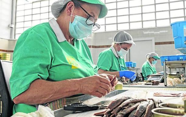 Trabajo manual en la conservera Linda Playa. 