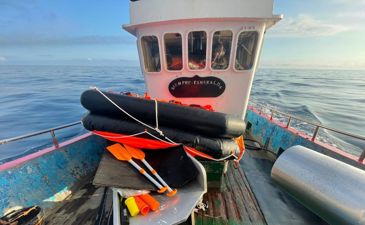 Imagen de la balsa ya a bordo del pesquero que les rescató