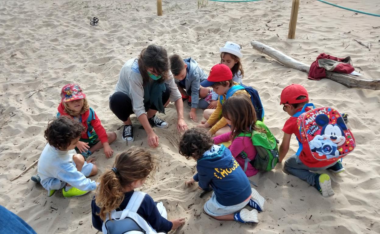 Los niños de educación infantil realizaron actividades en la playa de Marzán en Cuchía. 