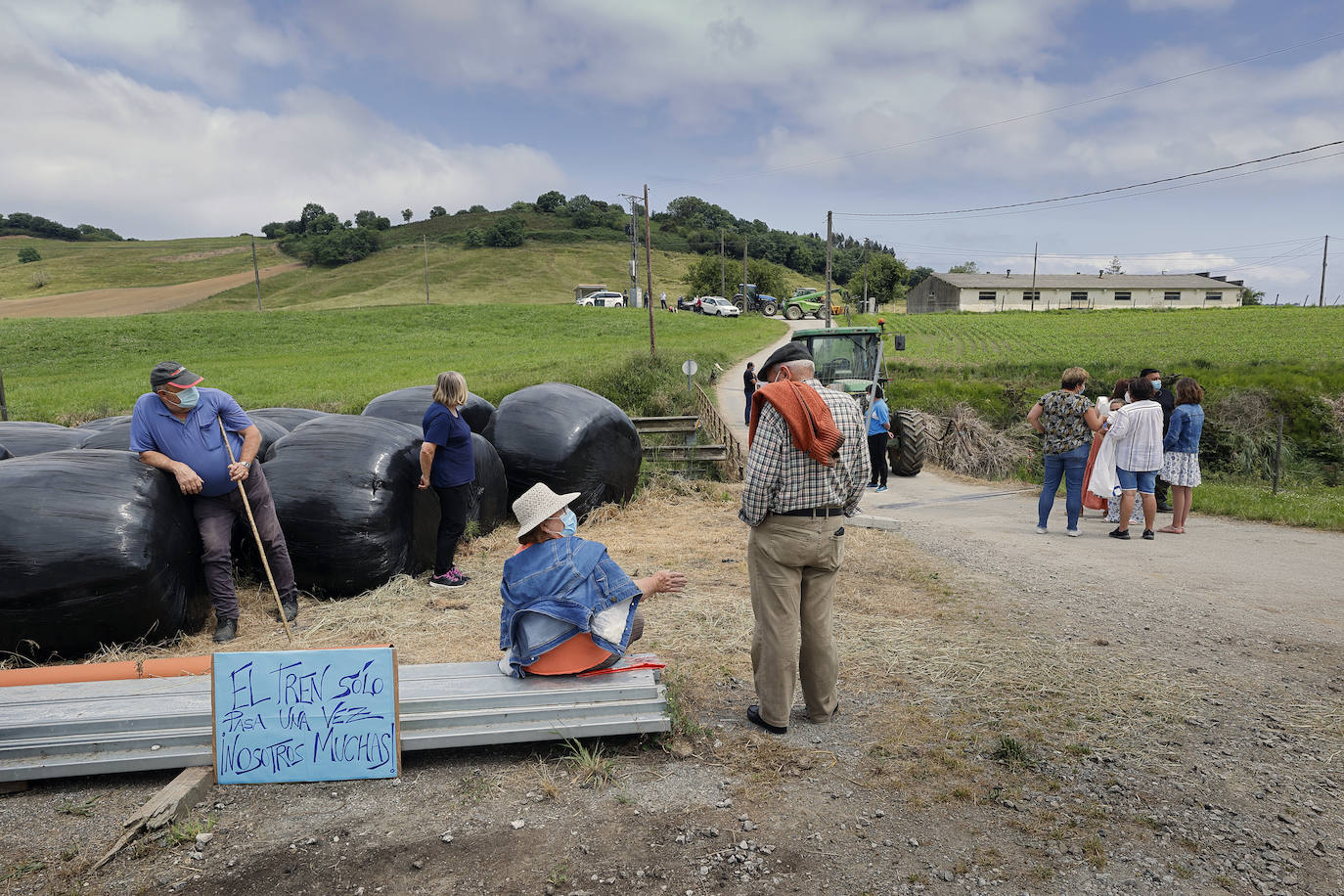 La presión vecinal evita el derribo del puente que Adif había previsto para este viernes