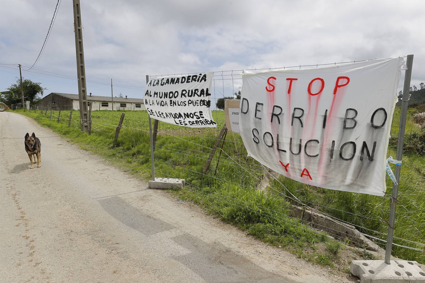 La presión vecinal evita el derribo del puente que Adif había previsto para este viernes