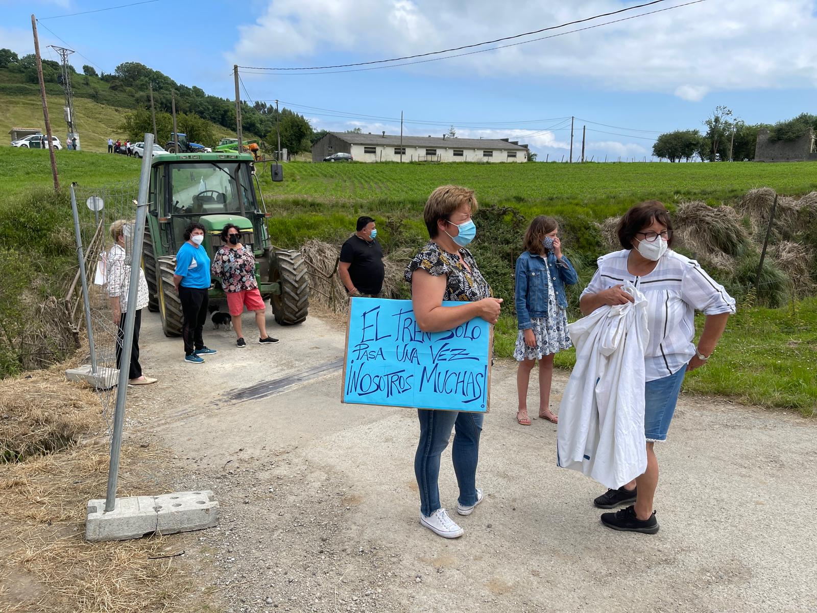 La presión vecinal evita el derribo del puente que Adif había previsto para este viernes