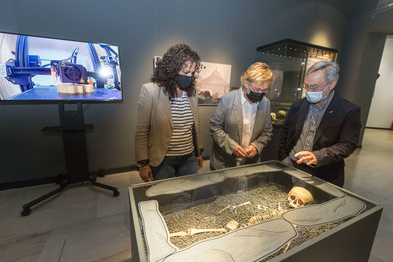 El Museo de Prehistoria y Arqueología de Cantabria (MUPAC) acoge hasta final de año una exposición que muestra cómo los restos humanos sirven para conocer la historia de la región a través de la información que aportan sobre cómo vivieron y murieron las personas.