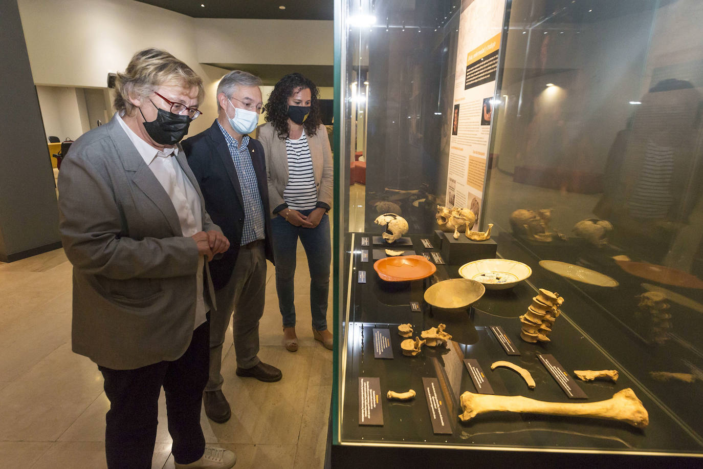 El Museo de Prehistoria y Arqueología de Cantabria (MUPAC) acoge hasta final de año una exposición que muestra cómo los restos humanos sirven para conocer la historia de la región a través de la información que aportan sobre cómo vivieron y murieron las personas.