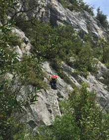 Imagen secundaria 2 - Rescatado un montañero de El Astillero que se ha dislocado una pierna en la vía ferrata de Socueva