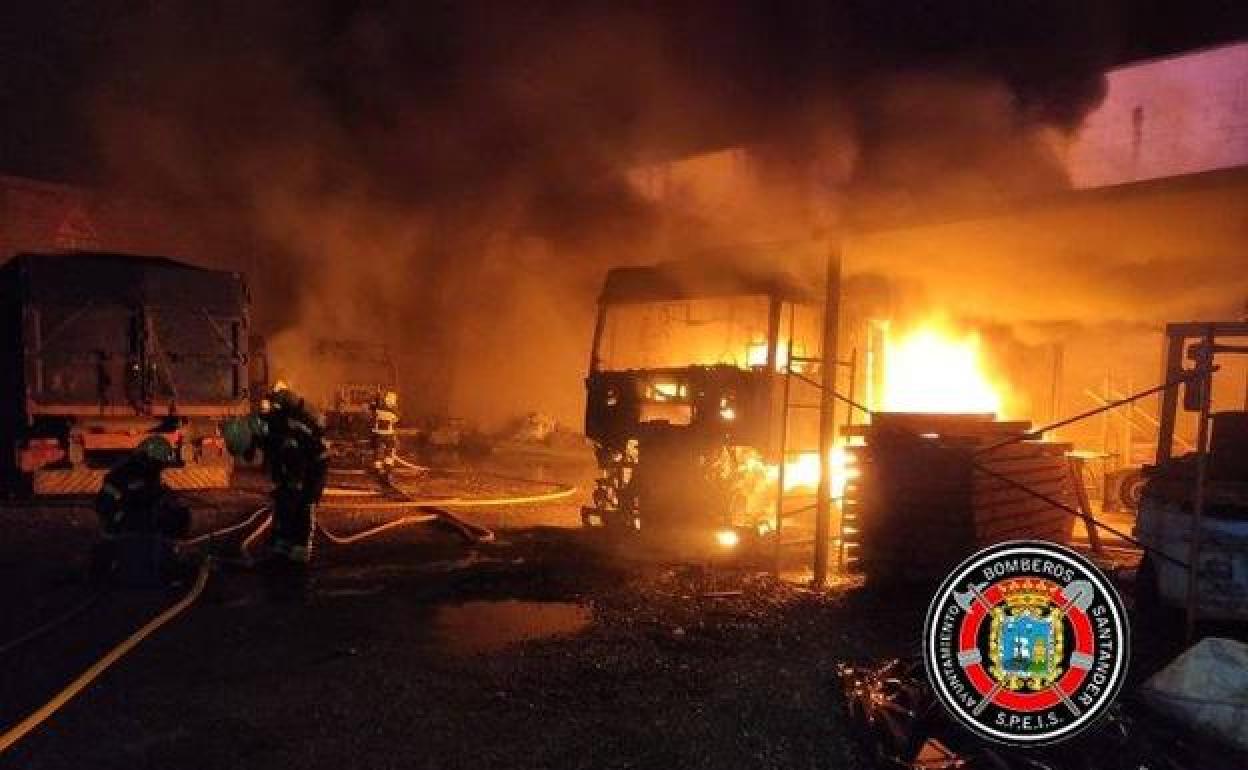 Bomberos de Santander, en una intervención tras un accidente en Bezana.