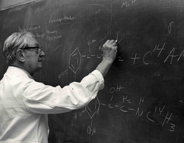 El Dr. Julius Axelrod, uno de los descubridores del Paracetamol. Fotografía de National Institutes of Health, marzo de 1973.