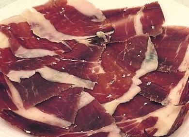 Imagen secundaria 1 - Arriba fritura de bocartes. Abajo,, jamón ibérico y tortillitas de camarón pipa.