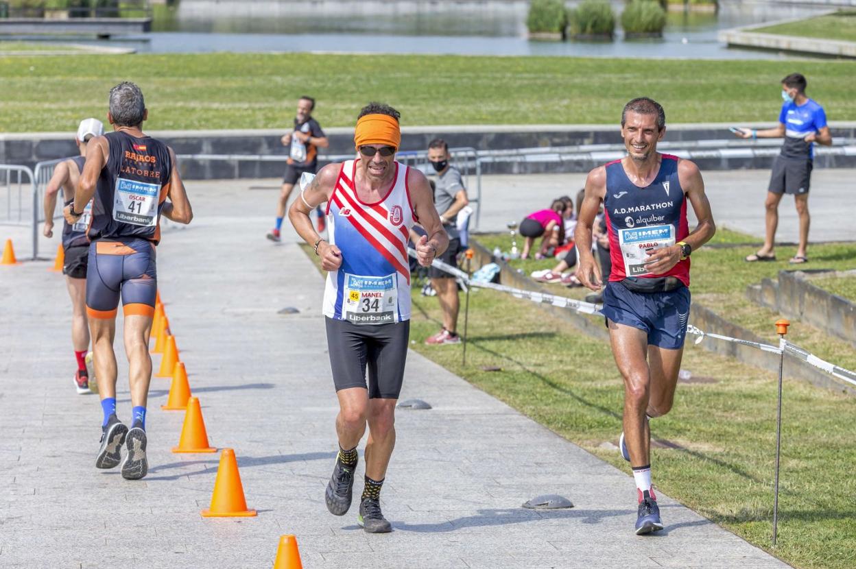 Pablo Villalobos (7) junto a Manuel Deli Andújar (34), que ganó la prueba y se proclamó campeón de España de los 100 kilómetros. 