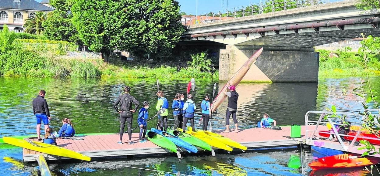 El río Pas volverá a ser este verano escenario para el desarrollo de actividades deportivas como el piragüismo. 