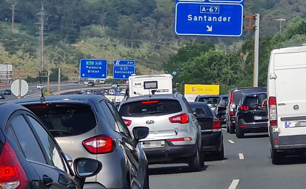 Domingo de retenciones en las carreteras de Cantabria