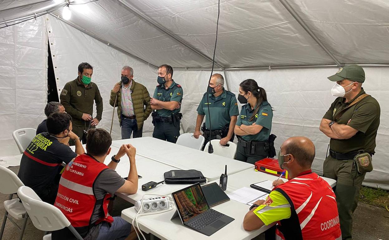 Efectivos desplegados para la búsqueda del senderista, anoche en el puesto de mando avanzado instalado en Los Llares.