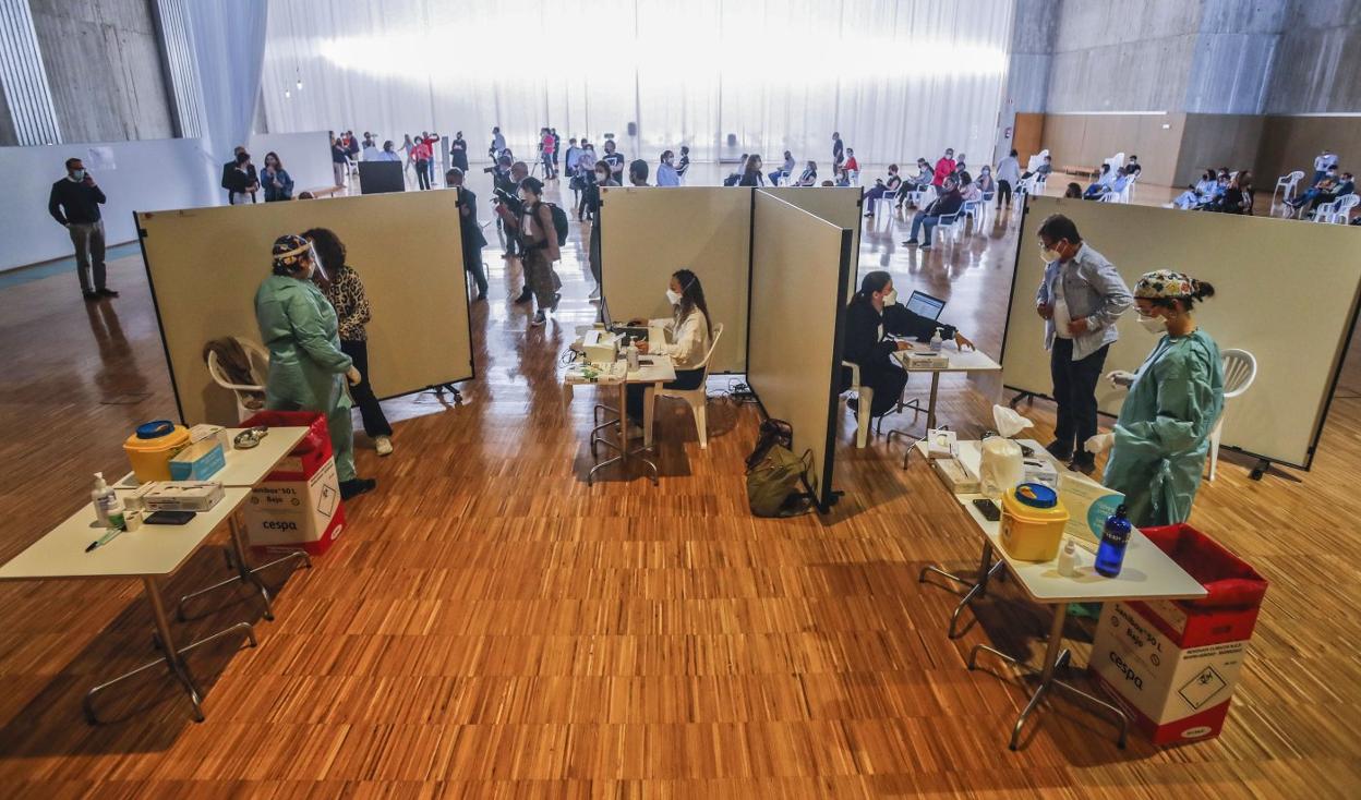 Puntos de vacunación en el dispositivo instalado por el Servicio Cántabro de Salud en el Palacio de Exposiciones de Santander. 