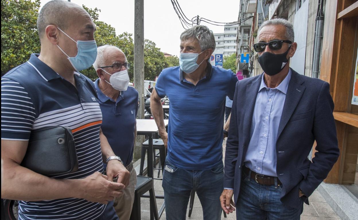 Talant Dujshebaev, Albano Bedoya, Quique Setién y José Manuel Abascal, en la puerta de la cafetería Picos de Europa. 