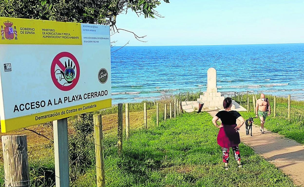 El acceso a la playa de Oyambre en el entorno del Pájaro Amarillo continúa oficialmente cerrado, aunque los usuarios lo utilizan a pesar de no reunir las condiciones idóneas. 