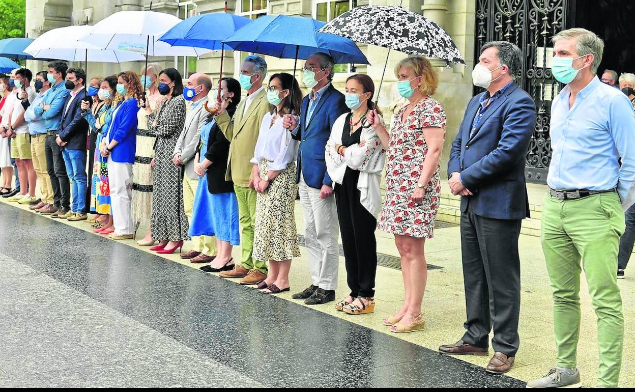 Los miembros de la Corporación municipal de Santander, con la alcaldesa Gema Igual al frente, participaron ayer lunes en una concentración silenciosa para denunciar la violencia machista y unirse al dolor de las víctimas y sus familias, acto que tuvo réplicas en otros muchos consistorios de la región, que respondieron masivamente a la convocatoria realizada a tal efecto por la Federación Española de Municipios y Provincias (FEMP).