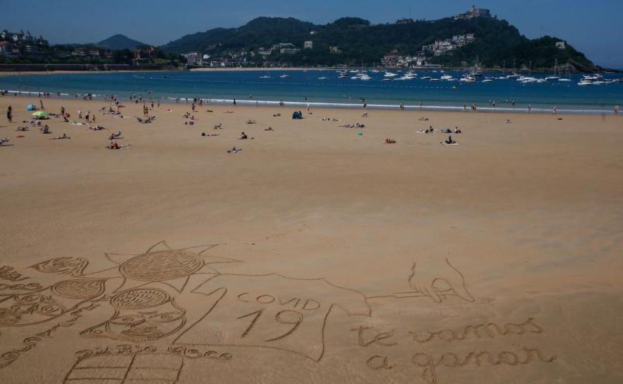 Un mural dibujado en la playa de la Concha de San Sebastián 