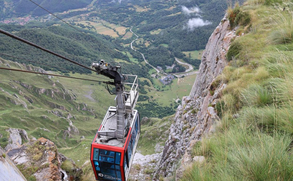 El teleférico de Fuente Dé vuelve a dar servicio a los viajeros 