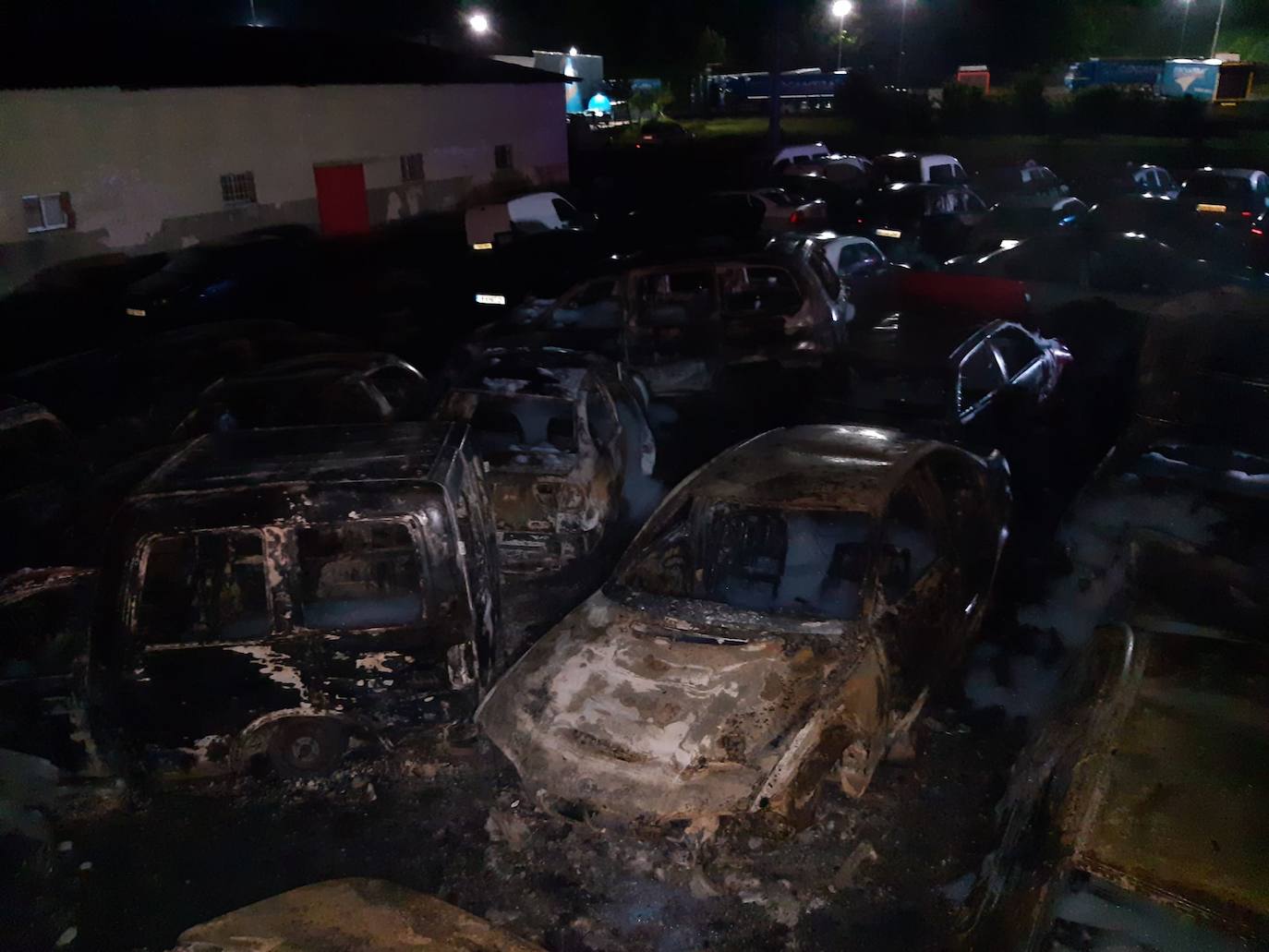 Fotos: Arden una treintena de coches en una empresa de Herrera de Camargo