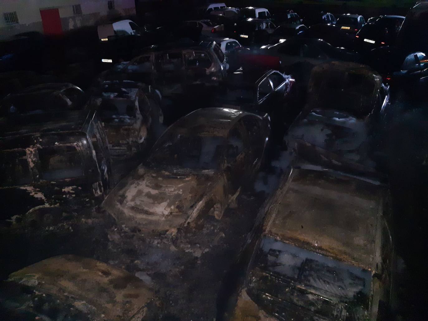 Fotos: Arden una treintena de coches en una empresa de Herrera de Camargo