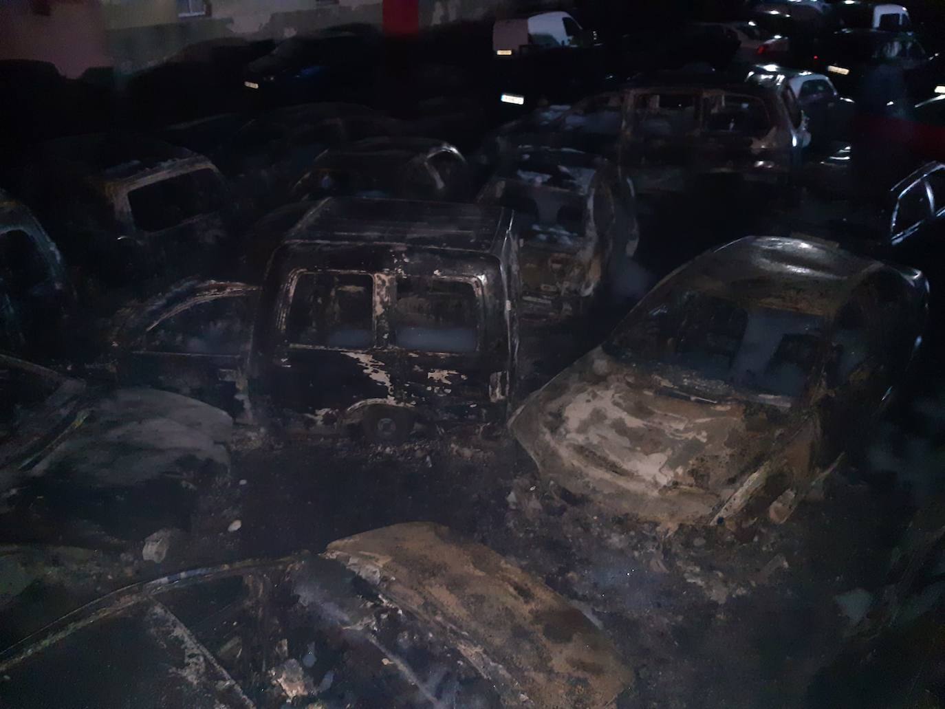 Fotos: Arden una treintena de coches en una empresa de Herrera de Camargo