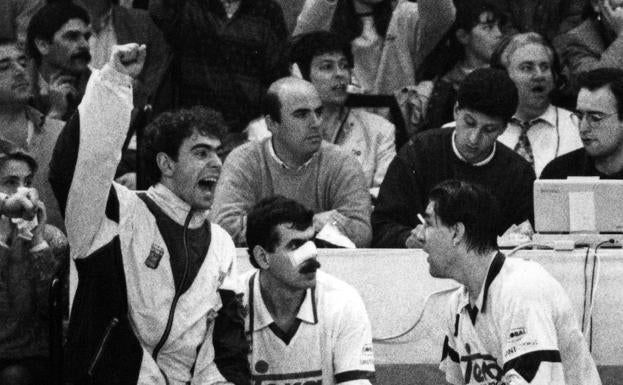 Hombrados,durante su etapa como portero delTeka, entre 1993y 1995.Junto a él, Juan Francisco Muñoz Melo.