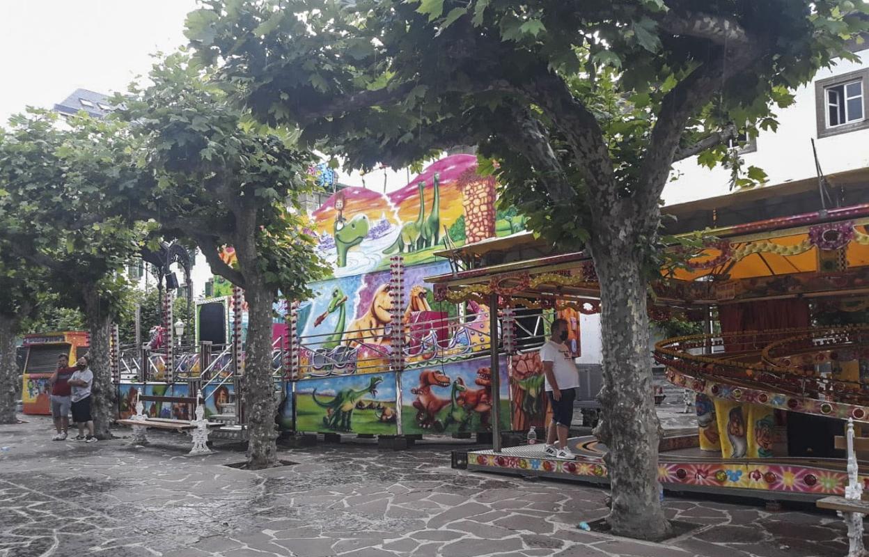 Las atracciones de feria han vuelto a colocarse en la Plaza de La Barrera después de dos años. 