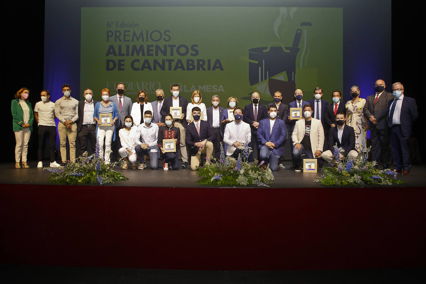 El Diario Montañés ha rendido su homenaje anual al sector agroalimentario, considerado esencial durante la pandemia, por lo que el reconocimiento está este año más que justificado. Más aún. El Teatro Concha Espina de Torrelavega acogió la gala de entrega de los Premios Alimentos de Cantabria, que en su sexta edición recayeron en seis destacados productores de la región: Conservas y Salazones Linda Playa, Granja Quesería El Pendo, Barquillos y Galletas Tanis, Ampros Depersonas, Conservas Codesa y el chef Toni González. El premio extraordinario de la organización y el jurado fue para el también cocinero Nacho Basurto, fallecido el pasado mes de diciembre.