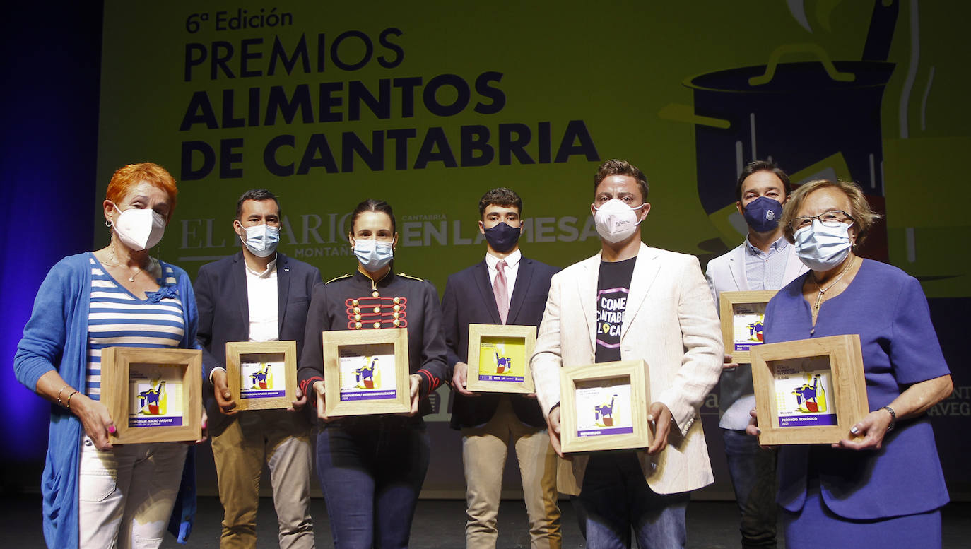 El Diario Montañés ha rendido su homenaje anual al sector agroalimentario, considerado esencial durante la pandemia, por lo que el reconocimiento está este año más que justificado. Más aún. El Teatro Concha Espina de Torrelavega acogió la gala de entrega de los Premios Alimentos de Cantabria, que en su sexta edición recayeron en seis destacados productores de la región: Conservas y Salazones Linda Playa, Granja Quesería El Pendo, Barquillos y Galletas Tanis, Ampros Depersonas, Conservas Codesa y el chef Toni González. El premio extraordinario de la organización y el jurado fue para el también cocinero Nacho Basurto, fallecido el pasado mes de diciembre.