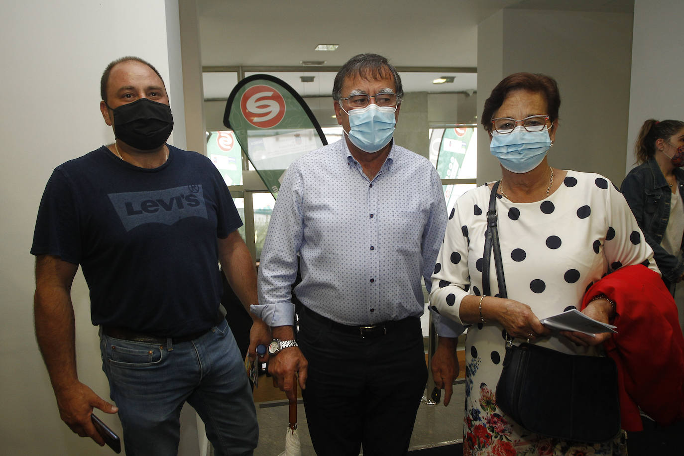 El Diario Montañés ha rendido su homenaje anual al sector agroalimentario, considerado esencial durante la pandemia, por lo que el reconocimiento está este año más que justificado. Más aún. El Teatro Concha Espina de Torrelavega acogió la gala de entrega de los Premios Alimentos de Cantabria, que en su sexta edición recayeron en seis destacados productores de la región: Conservas y Salazones Linda Playa, Granja Quesería El Pendo, Barquillos y Galletas Tanis, Ampros Depersonas, Conservas Codesa y el chef Toni González. El premio extraordinario de la organización y el jurado fue para el también cocinero Nacho Basurto, fallecido el pasado mes de diciembre.